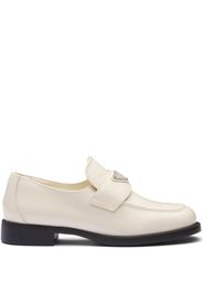 Prada logo-plaque patent leather loafers - Toni neutri