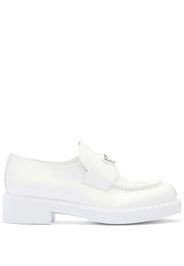 Prada triangle logo-plaque loafers - Bianco