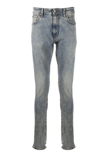 Jeans con lavaggio acido