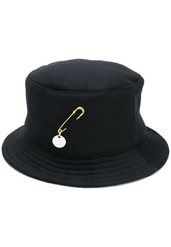 Cappello bucket con spilla