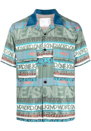 sacai slogan-print short-sleeve shirt - Multicolore