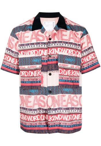 sacai slogan-print short-sleeve shirt - Multicolore