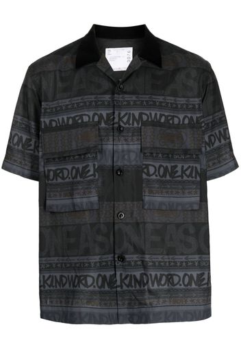 sacai slogan-print short-sleeve shirt - Nero