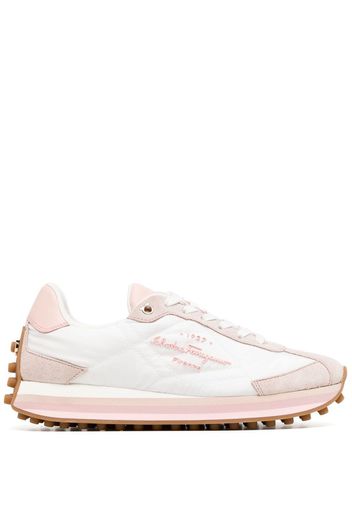 Salvatore Ferragamo Sneakers con logo goffrato - Bianco