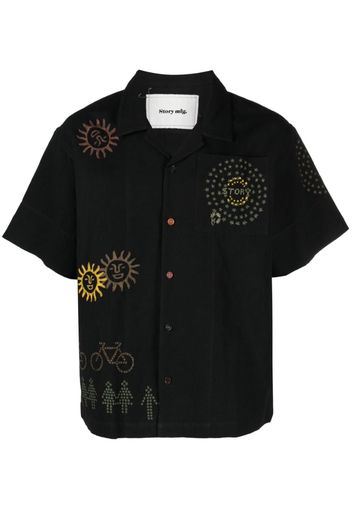 STORY mfg. Greetings Solar Trip-embroidered shirt - Nero