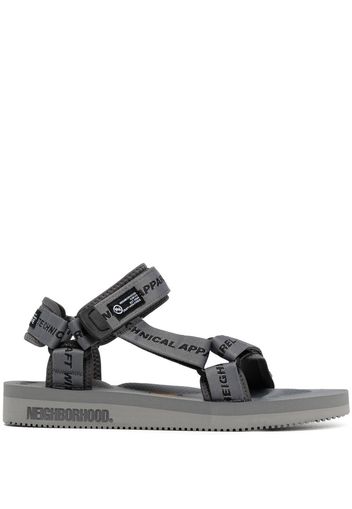 Suicoke Sandali con logo SUICOKE x Neighborhood - Grigio