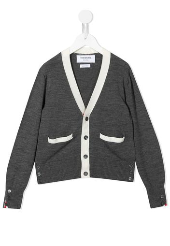 Thom Browne Kids CLASSIC V-NECK CARDIGAN W/ RWB STRIPE BACK IN SUSTAINABLE FINE MERINO WOOL - Grigio