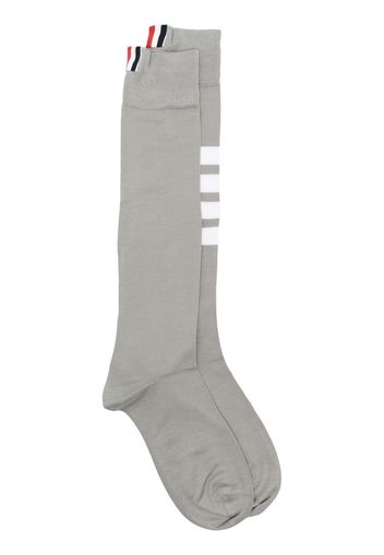 Thom Browne LIGHT GREY LIGHTWEIGHT COTTON OVER THE CALF 4BAR SOCK - Grigio