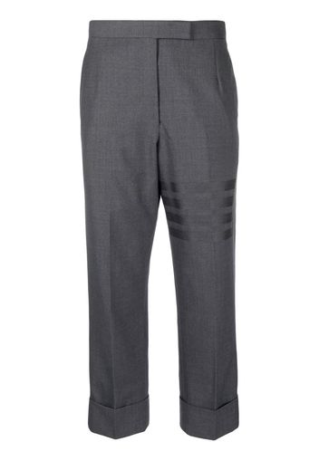 Thom Browne Pantaloni crop con motivo a 4 righe - Grigio