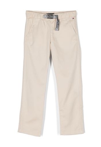 Tommy Hilfiger Junior logo-patch twill chinos - Toni neutri