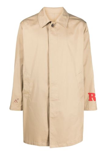 Undercover slogan-print gabardine trench coat - Toni neutri