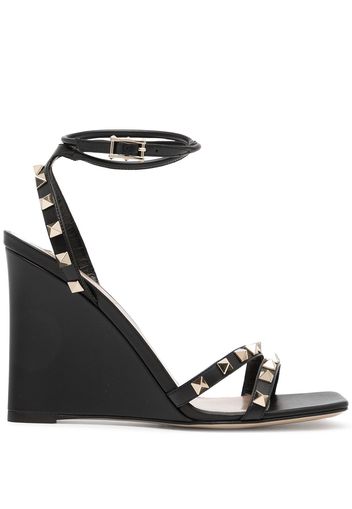 Valentino Garavani Sandali Rockstud con zeppa - Nero