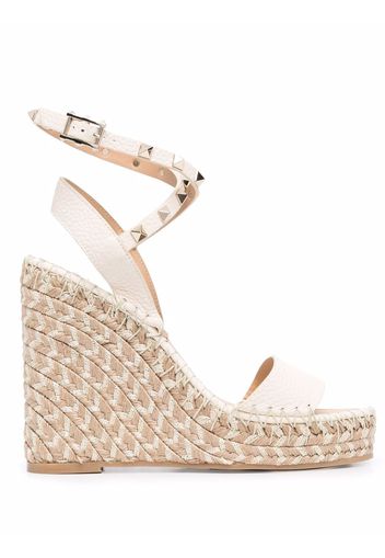 Valentino Garavani Rockstud wedge sandals - Toni neutri