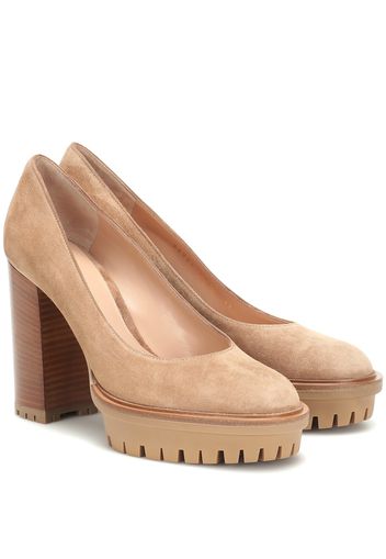 Pumps in suede con plateau