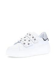 Sneaker in pelle con chiusura in velcro e borchie