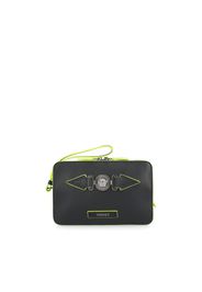 Borsa Messenger piccola Medusa Versace realizzata in pelle di colore nero di forma rettangolare con elementi in metallo Medusa Biggie, dotata di cinturino rimovibile e zip