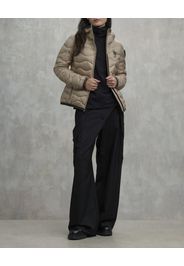 Piumino corto beige Blauer modello Camelia con cappuccio fisso e imbottitura a onde in vera piuma con patch logo in strass