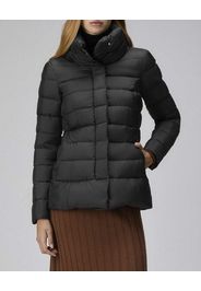 Piumino nero Peuterey dalla linea sfiancata con collo alto e imbottitura in piuma