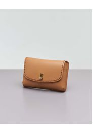 Pochette color cammello in pelle martellata con chiusura a girello e tracolla removibile