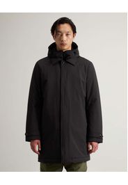 Impermeabile nero Woolrich in tessuto stretch con davantino e cappuccio staccabili