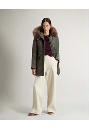 Arctic Parka Woolrich slim fit verde militare imbottito in piuma naturale con bordatura in pelliccia