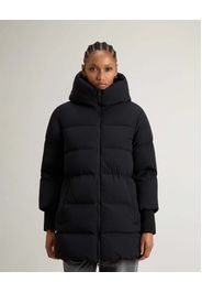 Piumino midi nero Woolrich Cloud Series in nylon elasticizzato con finish opaco con collo alto e cappuccio fisso