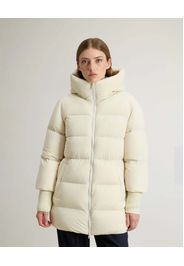Piumino midi color panna Woolrich Cloud Series in nylon elasticizzato con finish opaco con collo alto e cappuccio fisso