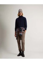 Dolcevita Woolrich blu in lambswool di pura lana con logo ricamato sul polso