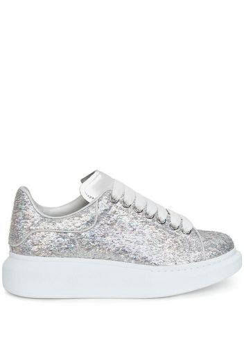 Alexander McQueen debossed-logo holographic-effect sneakers - Metallic