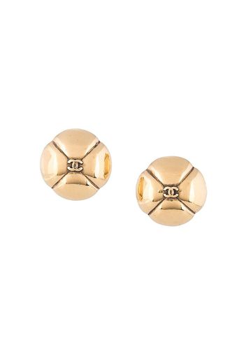 embossed CC round earrings