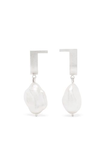 Unfinishing Line curve pearl earrings