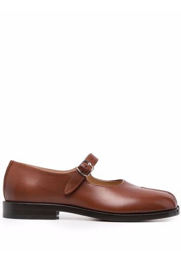 Maison Margiela Tabi buckle fastening court shoe - Brown