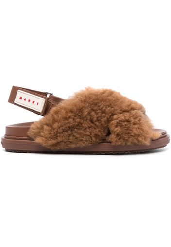 Marni logo-patch shearling sandals - Brown