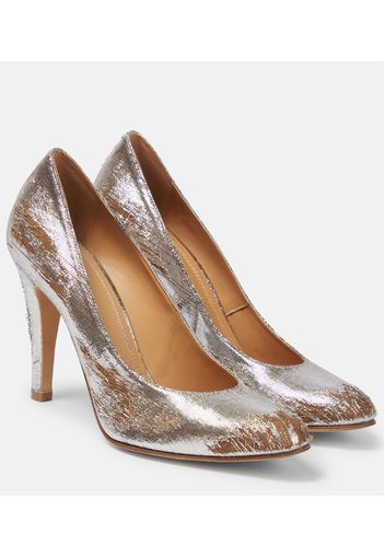 Distressed metallic pumps