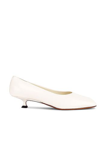 The Row Sharp Pumps in Cream