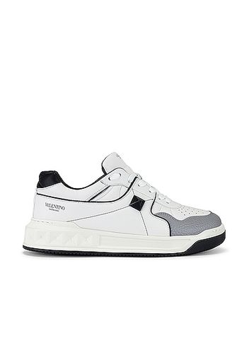 Valentino Garavani Low Top Sneaker in White,Grey