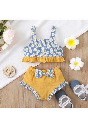 2pcs Baby Girl Allover Daisy Floral Print Denim Spliced Corduroy Ruffle Trim Tan Crop Top and Shorts Set