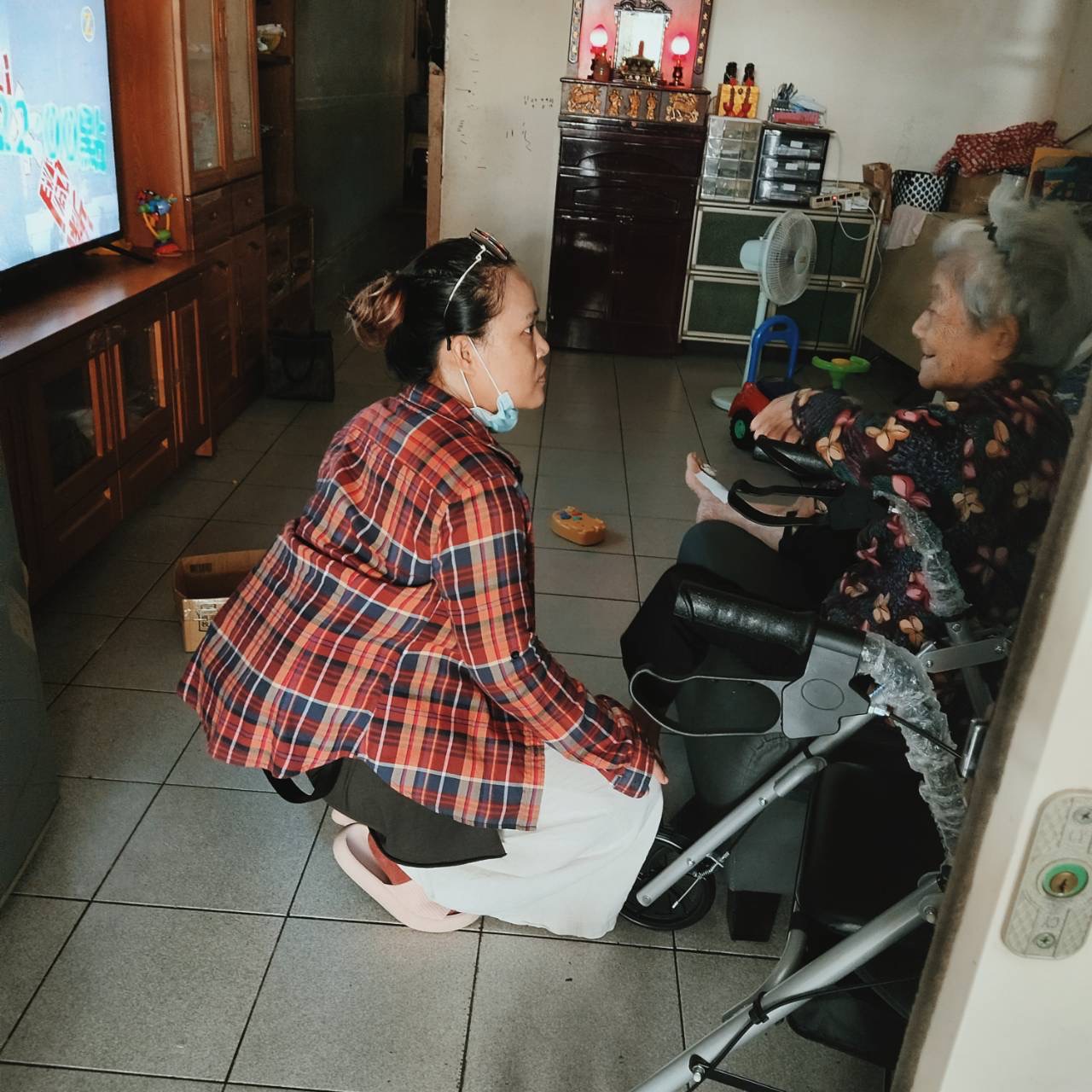 一張含有 文字, 個人, 室內, 地板 的圖片
自動產生的描述