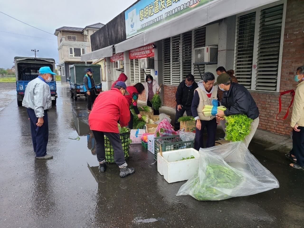 說明: 111.2月志工為服務社區，清早至果菜市場領取募集的蔬果。