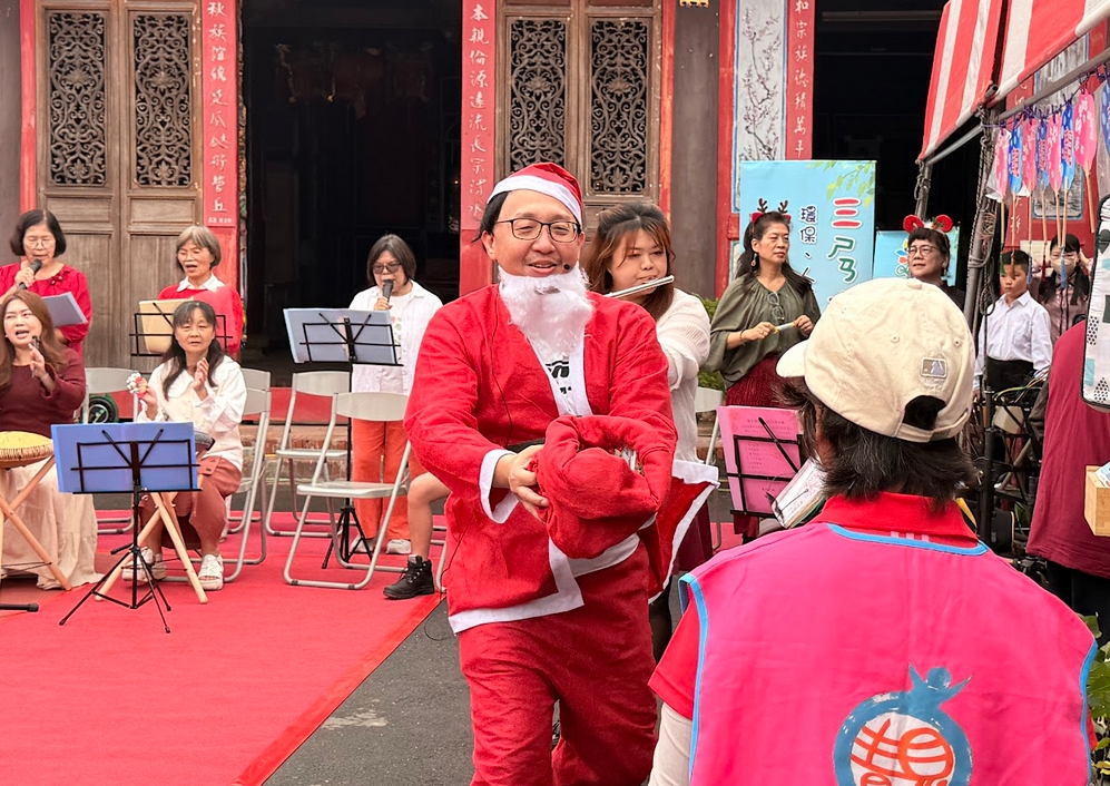 日語班的夥伴，還搭配即將來臨的聖誕節，由老師扮演聖誕老公公與大家同樂