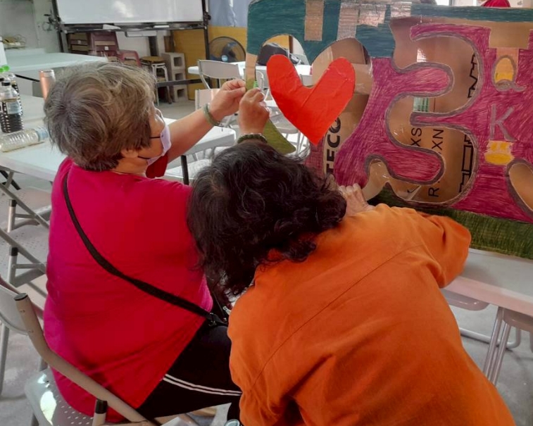 這裡挖挖、那裏畫畫、兩人動腦討論，做出趣味好玩又考驗大家的玩具啦。