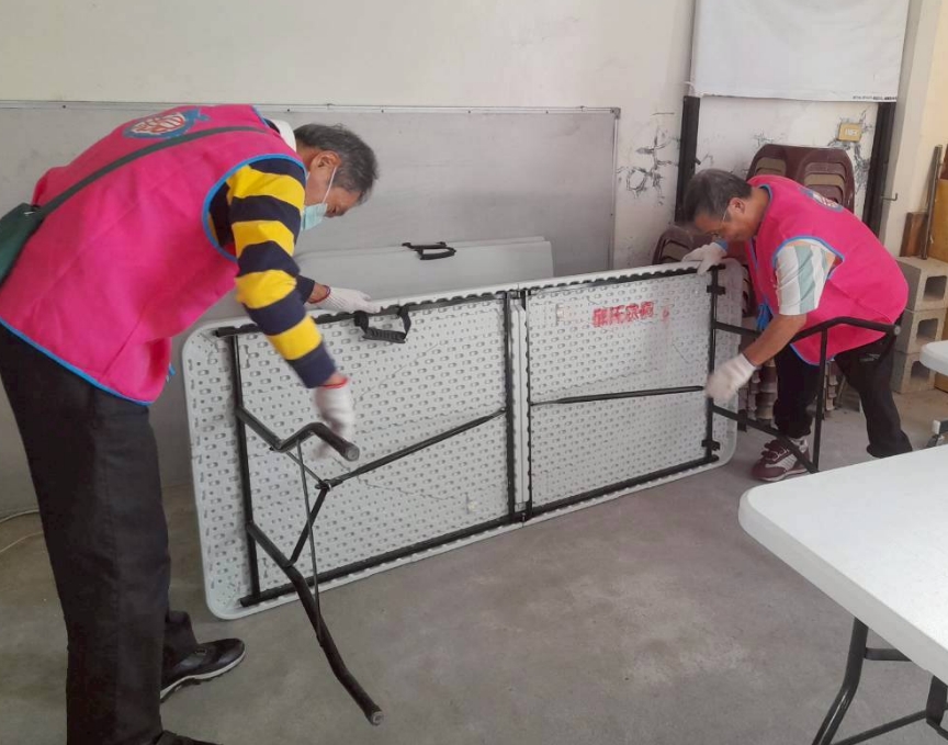 志工們協助年底大掃除、也檢視各項設備是否需檢修