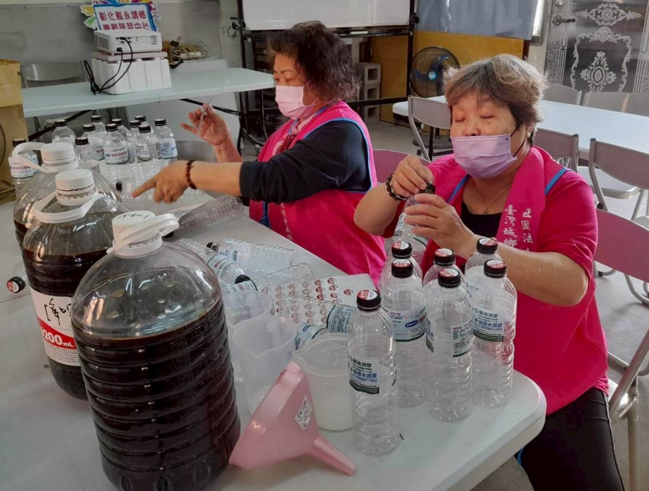 志工們將最後一批酵素製作成商品，希望可以推廣給更多和我們一樣願意支持永續環保的朋友們。