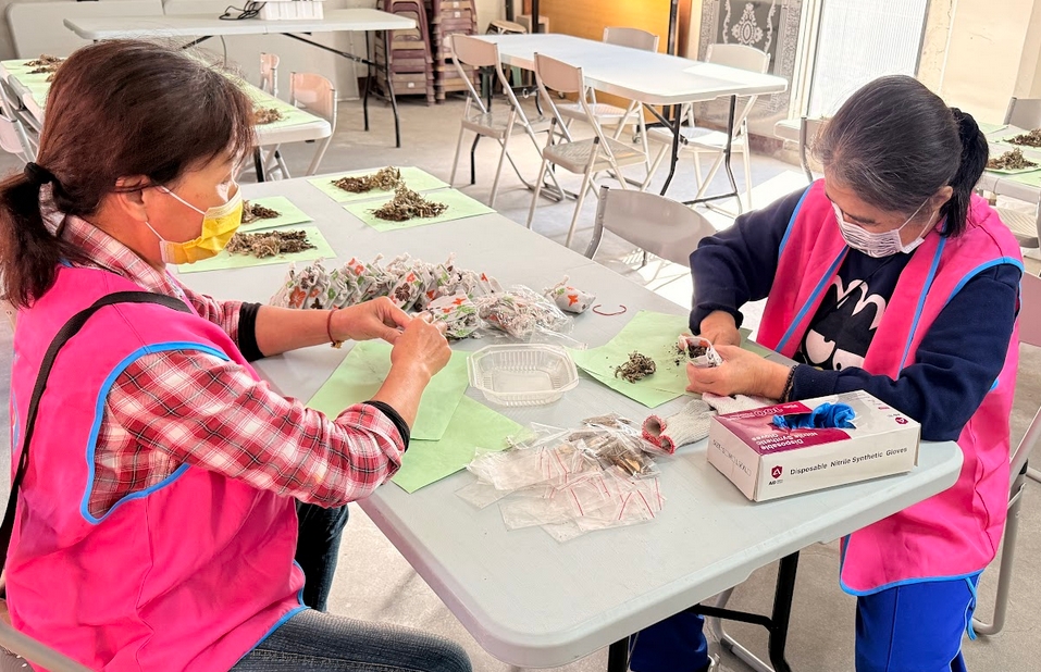 曬乾後的草本紓壓香包，祝福使用者可以有愉悅、安定的心情。