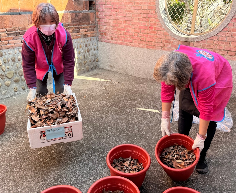 從合院各處收集到的枯枝落葉放入盆栽中，可以作為堆肥、也幫助盆栽排水。