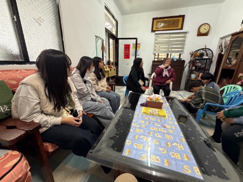 可能是一或多人、大家在讀書、表格和西洋棋的圖像