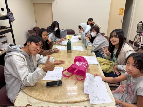 可能是一或多人、大家在讀書和文字的圖像