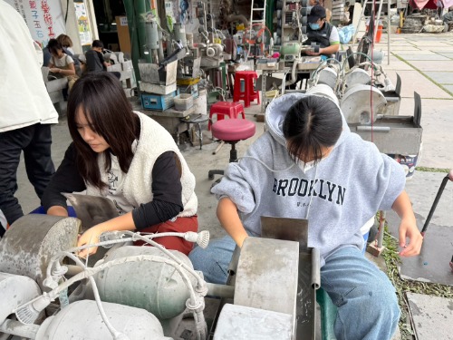 可能是一或多人和顯示的文字是「 시 親子五石 義術工 VRE ROOKLYN U.s. C00H0 」的圖像