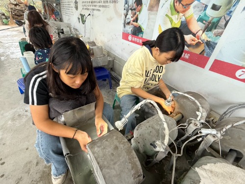 可能是一或多人、熨斗和文字的圖像