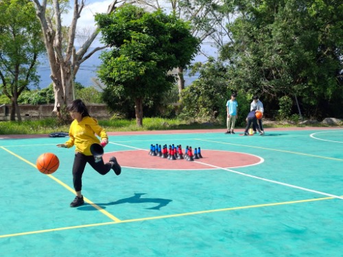 可能是美式足球和籃球的圖像